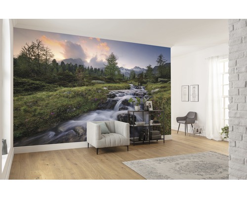 Obývací pokoj s fototapetou horského potoka