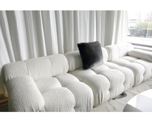 Čalouněná pohovka s polštářem a závěsem