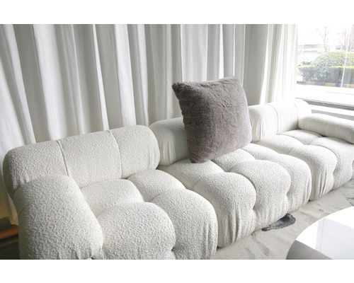 Měkká pohovka s polštářem v obývacím pokoji