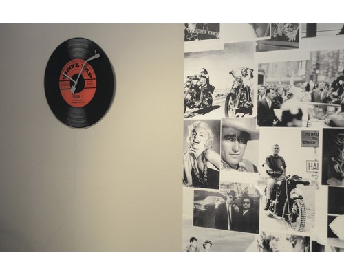 Nástěnné hodiny s designem vinylové desky s fotografiemi na zdi