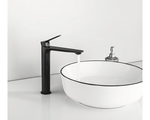 Černá umyvadlová baterie vedle umyvadla