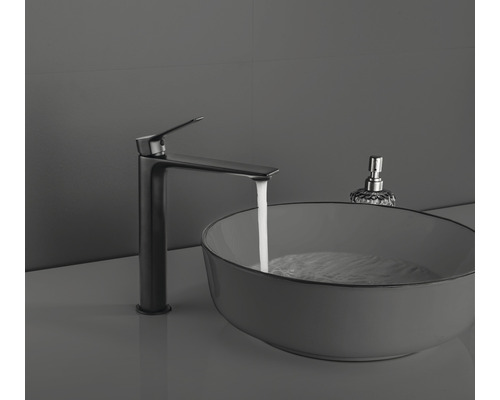 Umyvadlová baterie vedle umyvadla s vodou