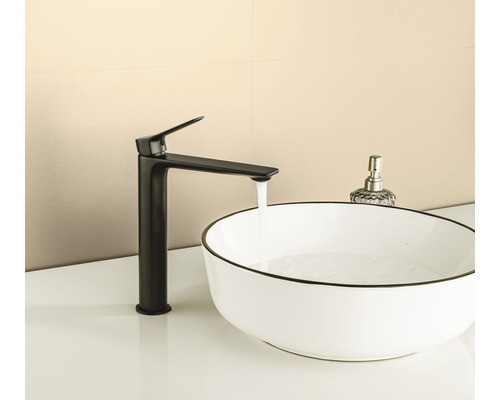 Moderní koupelna s umyvadlem na desku a černou armaturou