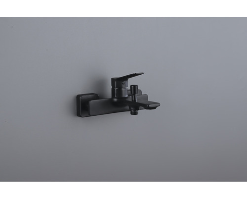 Černá vanová baterie pro montáž na stěnu.