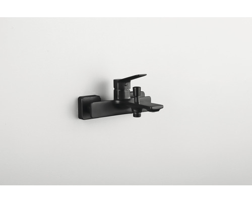 Černá vanová baterie pro montáž na stěnu