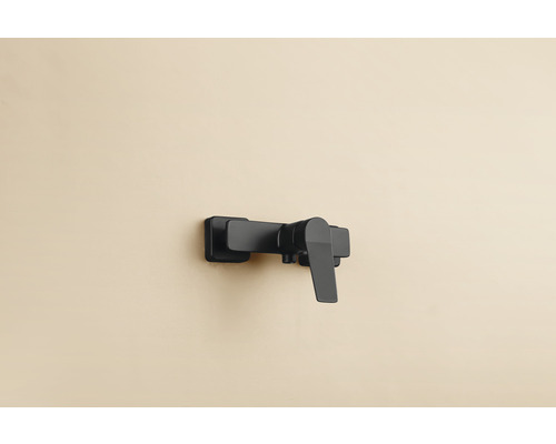 Černá páková baterie pro montáž na stěnu