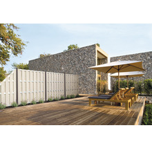 Scéna s dřevěnou podlahou, plotem a lehátky se slunečníky