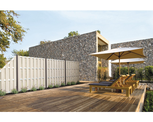 Scéna s dřevěnou podlahou, plotem a lehátky se slunečníky