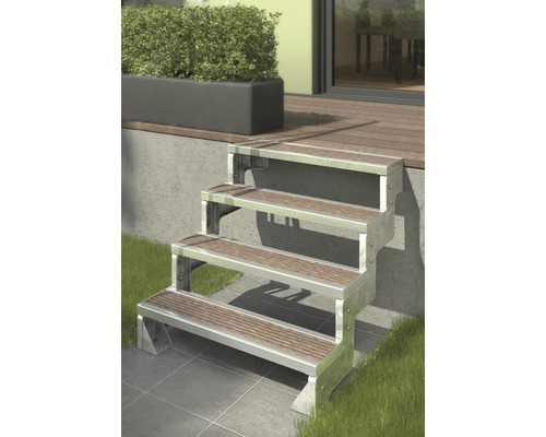 Venkovní schodiště se třemi schody, kovovým rámem a dřevěnou krytinou schodů