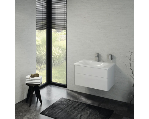 Moderní koupelna s bílým závěsným umyvadlem, baterií a policí