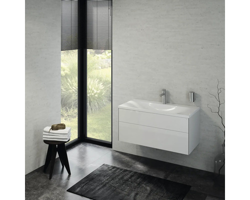 Světlá koupelna s umyvadlovou skříňkou, stoličkou s ručníky a kobercem