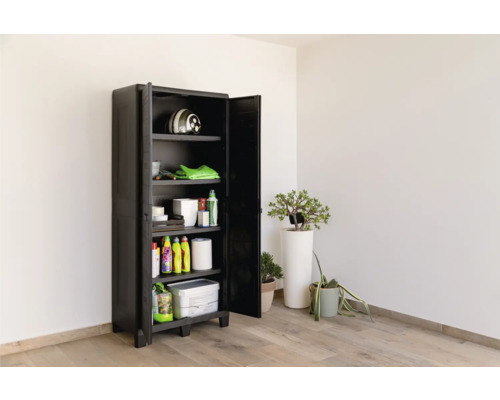 Otevřená víceúčelová skříň s několika policemi pro uložení různých předmětů