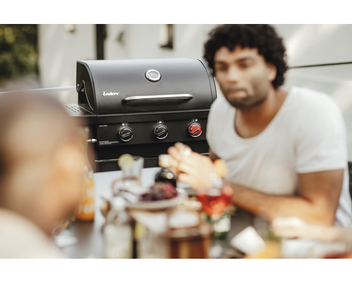 Gril Enders s lidmi venku