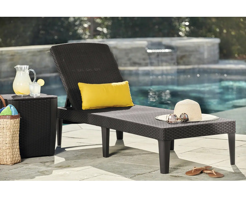 Zahradní scéna s lehátkem, odkládacím stolkem a doplňky u bazénu