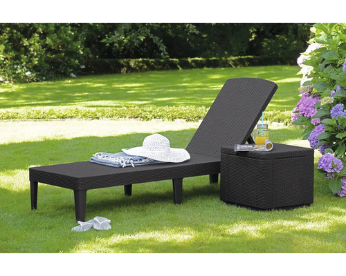 Zahradní scéna s lehátkem a úložným boxem z umělého proutí