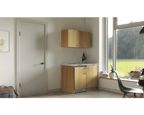 Kuchyňská linka s horní skříňkou, umyvadlem a chladničkou vedle dveří a okna.