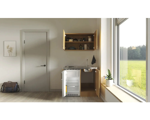 Kompaktní kuchyňská linka s dřezem, varnou deskou, lednicí a závěsnou skříňkou ve světlém a přátelském prostředí.