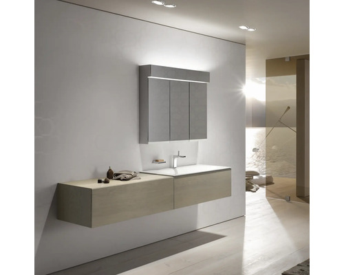 Moderní koupelna s umyvadlem, zrcadlovou skříňkou a výhledem na moře