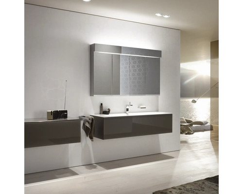 Moderní koupelna s umyvadlem, zrcadlovou skříňkou a boční skříňkou