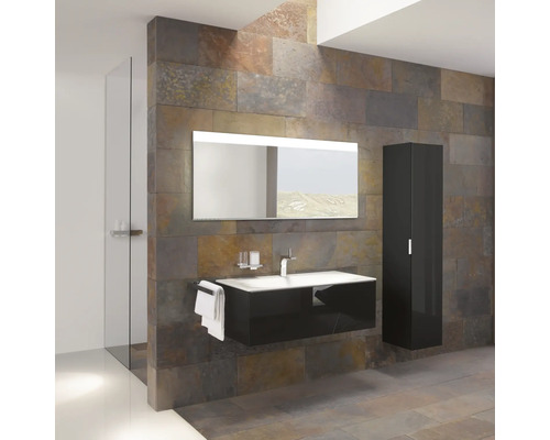 Moderní koupelna s umyvadlem, zrcadlem, vysokou skříní a sprchou