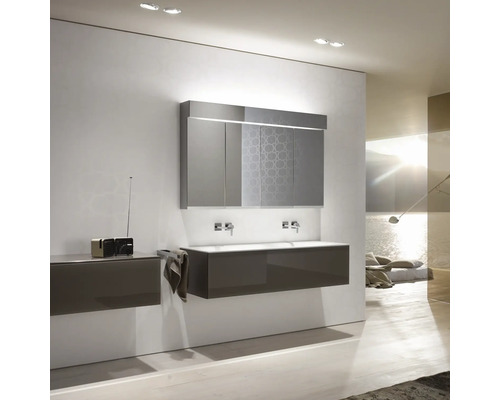 Moderní koupelna s umyvadlem, zrcadlovou skříňkou a rádiem