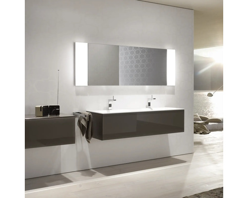 Moderní koupelna s umyvadlem, zrcadlem s osvětlením a rádiem