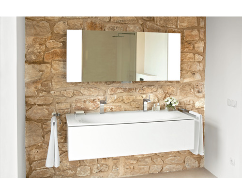 Moderní koupelna s umyvadlem, zrcadlem a kamennou stěnou