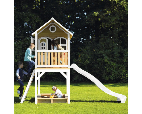 Dětský hrací domek se skluzavkou a pískovištěm na zahradě