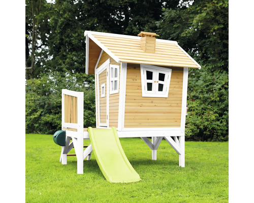 Dřevěný domeček na hraní se skluzavkou do zahrady