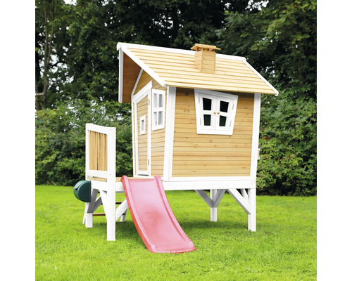 Dřevěný hrací domek se skluzavkou na zahradě