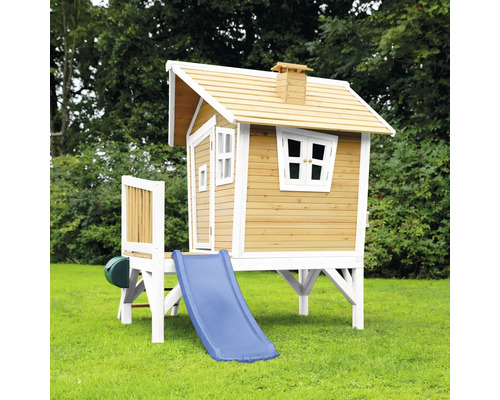 Dřevěný domeček na hraní se skluzavkou do zahrady