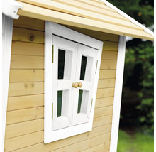 Detailní pohled na dřevěný hrací domek s oknem