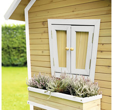 Detailní pohled na dřevěný hrací domek s oknem a truhlíkem
