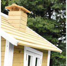 Detail střechy dřevěného herního domku s komínem