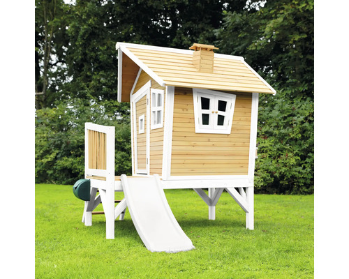 Dřevěný hrací domek se skluzavkou na zahradě