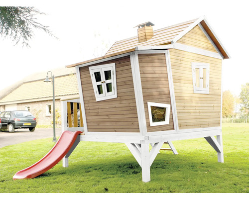 Dřevěný hrací domek se skluzavkou na zahradě