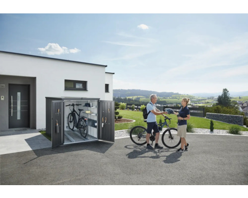 Box na kola před domem se dvěma jízdními koly a dvěma osobami