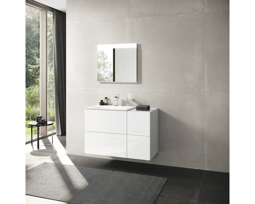 Moderní koupelna s bílou skříňkou pod umyvadlo, zrcadlem a šedým kobercem