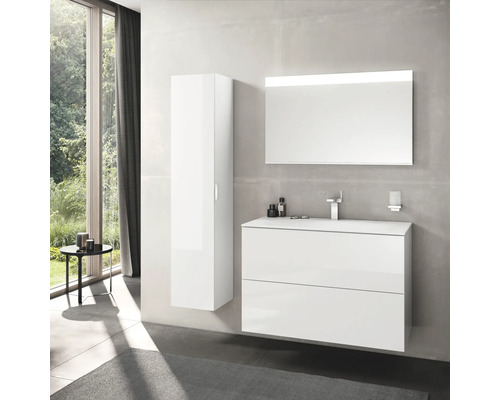 Moderní koupelna s bílým umyvadlem, zrcadlovou skříňkou a vysokou skříní pro světlé a uklizené prostředí