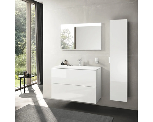 Moderní koupelna s bílým umyvadlem, zrcadlem a vysokou skříní