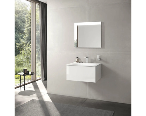 Moderní koupelna s umyvadlem, zrcadlem a oknem