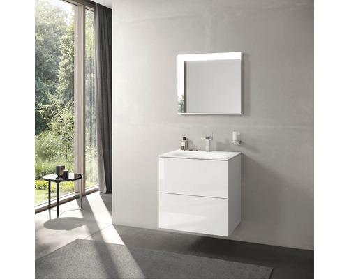 Moderní koupelna s bílou skříňkou pod umyvadlo, zrcadlem s osvětlením a oknem s výhledem do zeleně.