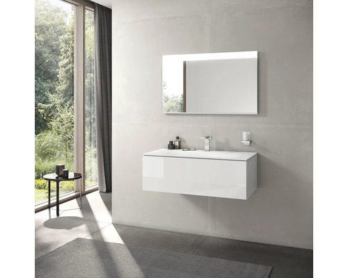 Moderní koupelna s umyvadlovou skříňkou, zrcadlem a vodovodními bateriemi před oknem