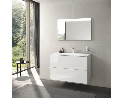 Moderní koupelna s bílou skříňkou pod umyvadlo, zrcadlem a velkým oknem