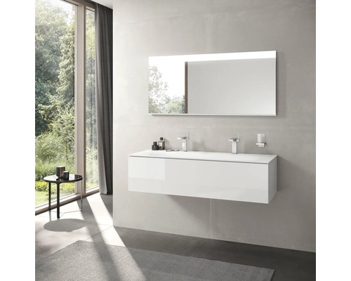 Moderní koupelna s dvojitým umyvadlem, zrcadlem a oknem