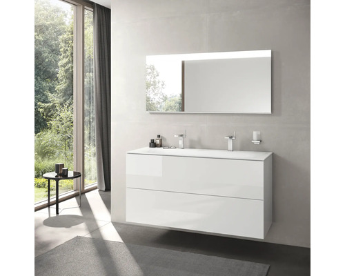 Moderní koupelna s bílou umyvadlovou skříňkou, zrcadlem a velkým oknem.