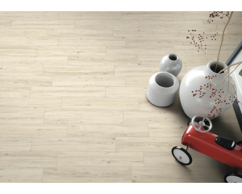 Světlá dlažba s vzhledem dřeva, zdobená vázami a hračkou autem