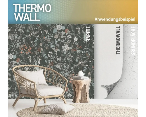 Ukázka použití termo tapety s květinovým vzorem v obývacím pokoji s křeslem a odkládacím stolkem