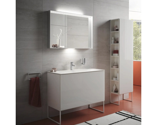 Koupelna s umyvadlem, zrcadlová skříňka s osvětlením a vysoká skříňka