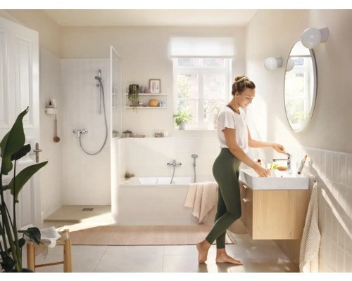 Světlá koupelna s vanou, sprchou, umyvadlem a zrcadlem